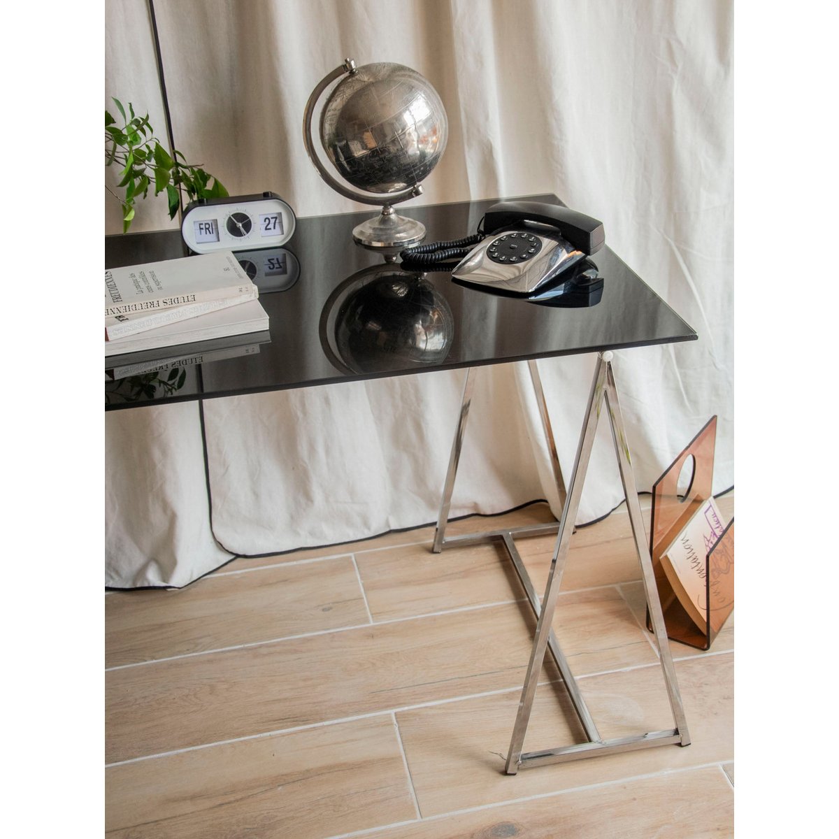 Bureau au plateau en verre fumé et pieds en chrome Yvan N°547 - Bon état fumé, DEBONGOUT