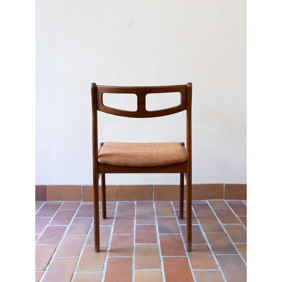 Paire de chaises aux jolis dossiers Alma N°1798 - Bon état bois foncé, DEBONGOUT