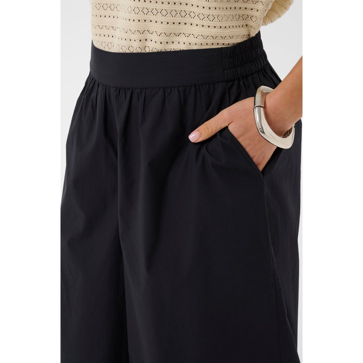 Pantalon casual noir, CULTURE