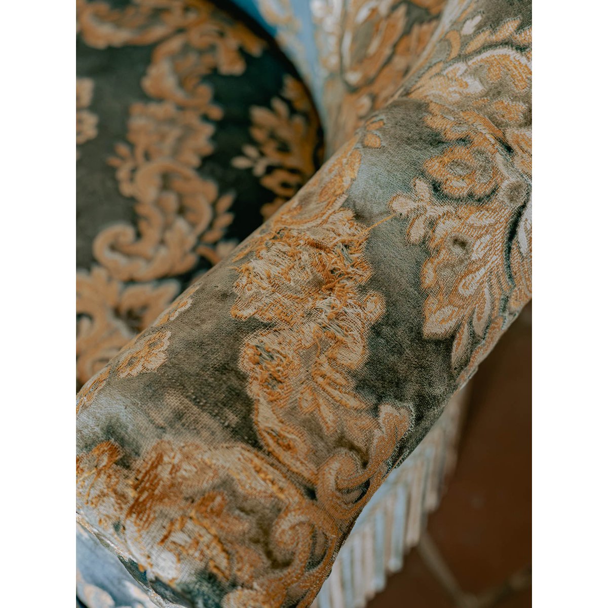 Fauteuil crapaud tapissé bleu à motifs et franges Ernest N°1095 - Bon état bleu, DEBONGOUT