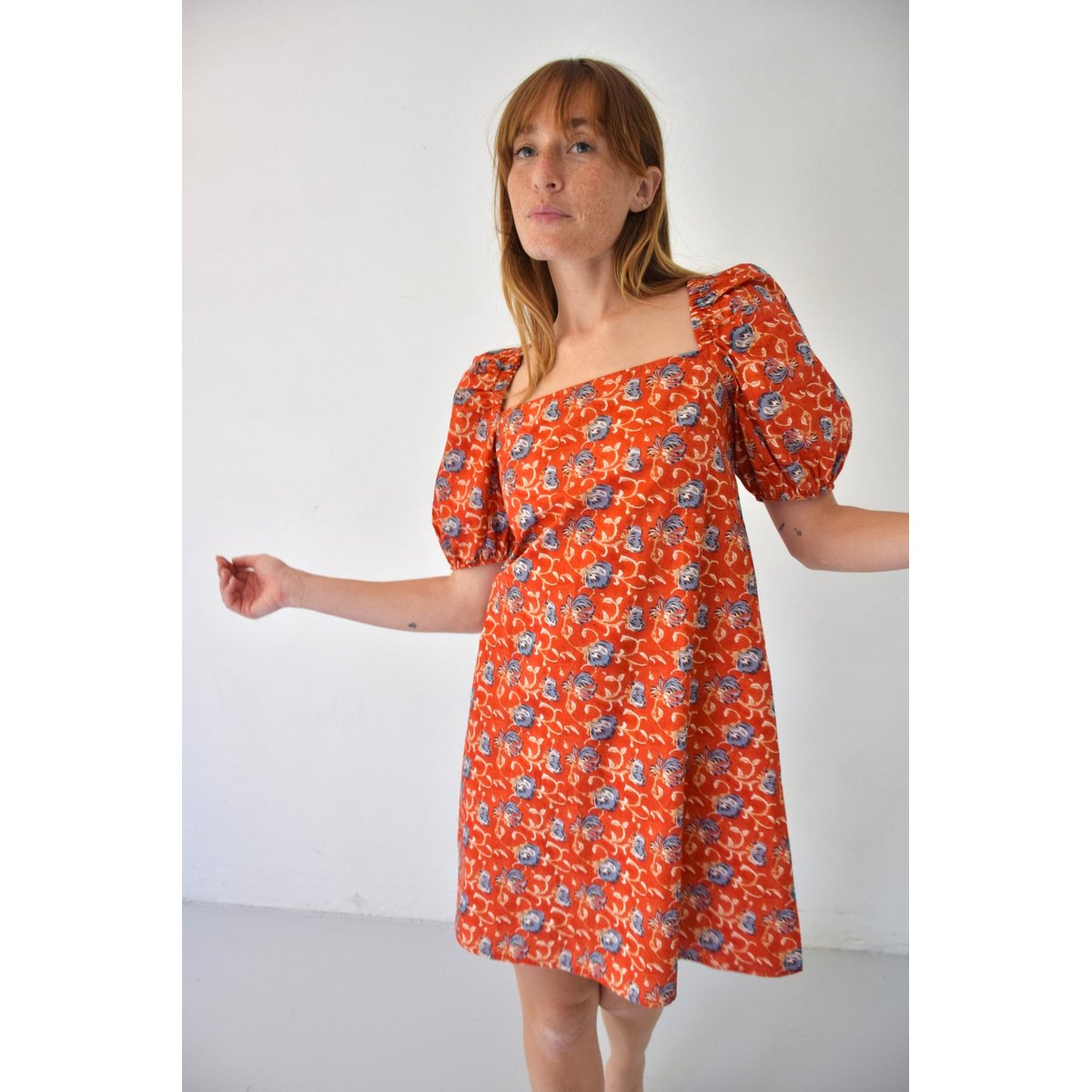 Robe courte fleurie dos ouvert BRUNA rouge, MINDTRAVELER