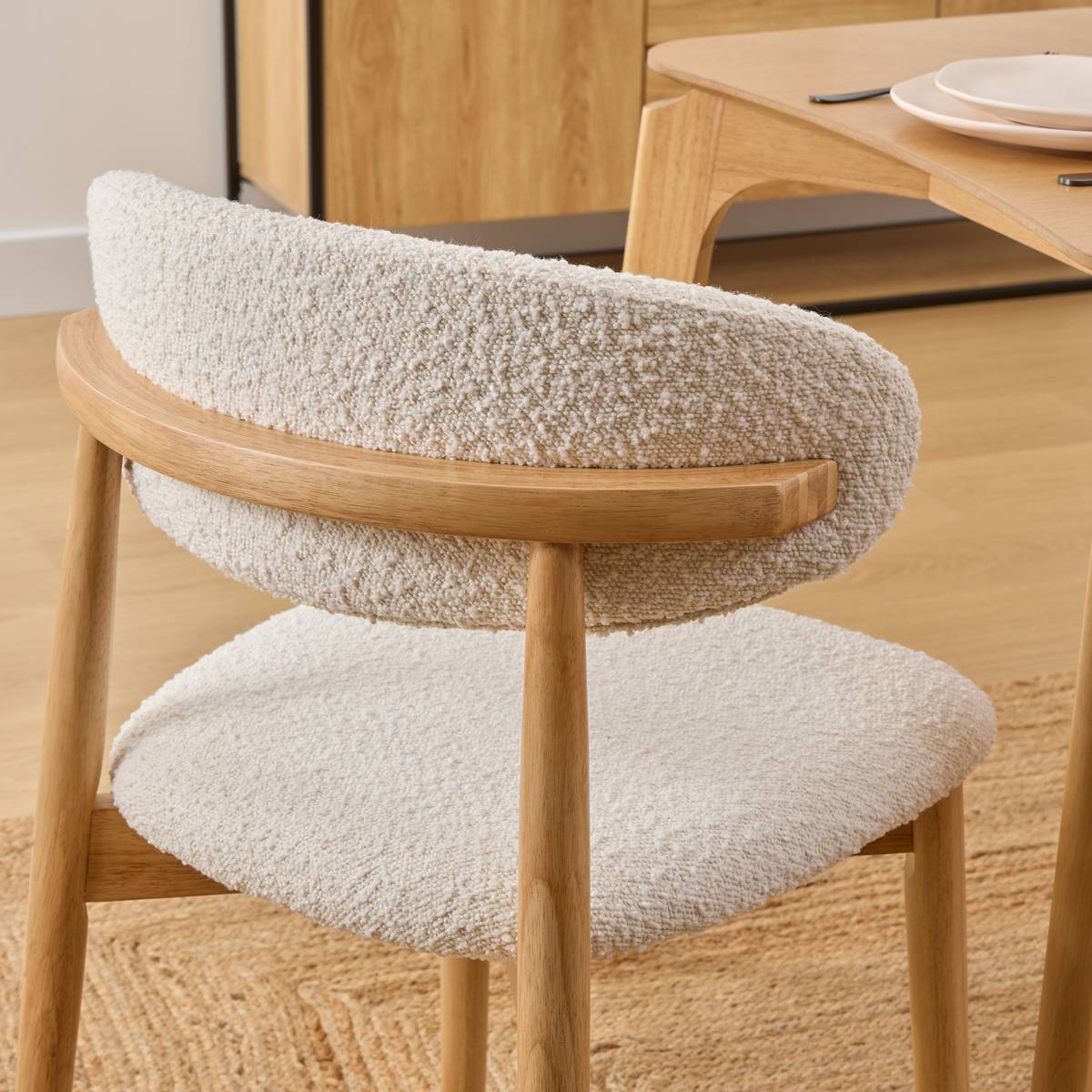 Lot de 2 chaises tissu bouclette bois d’hévéa SARI blanc bois, ATMOSPHERA