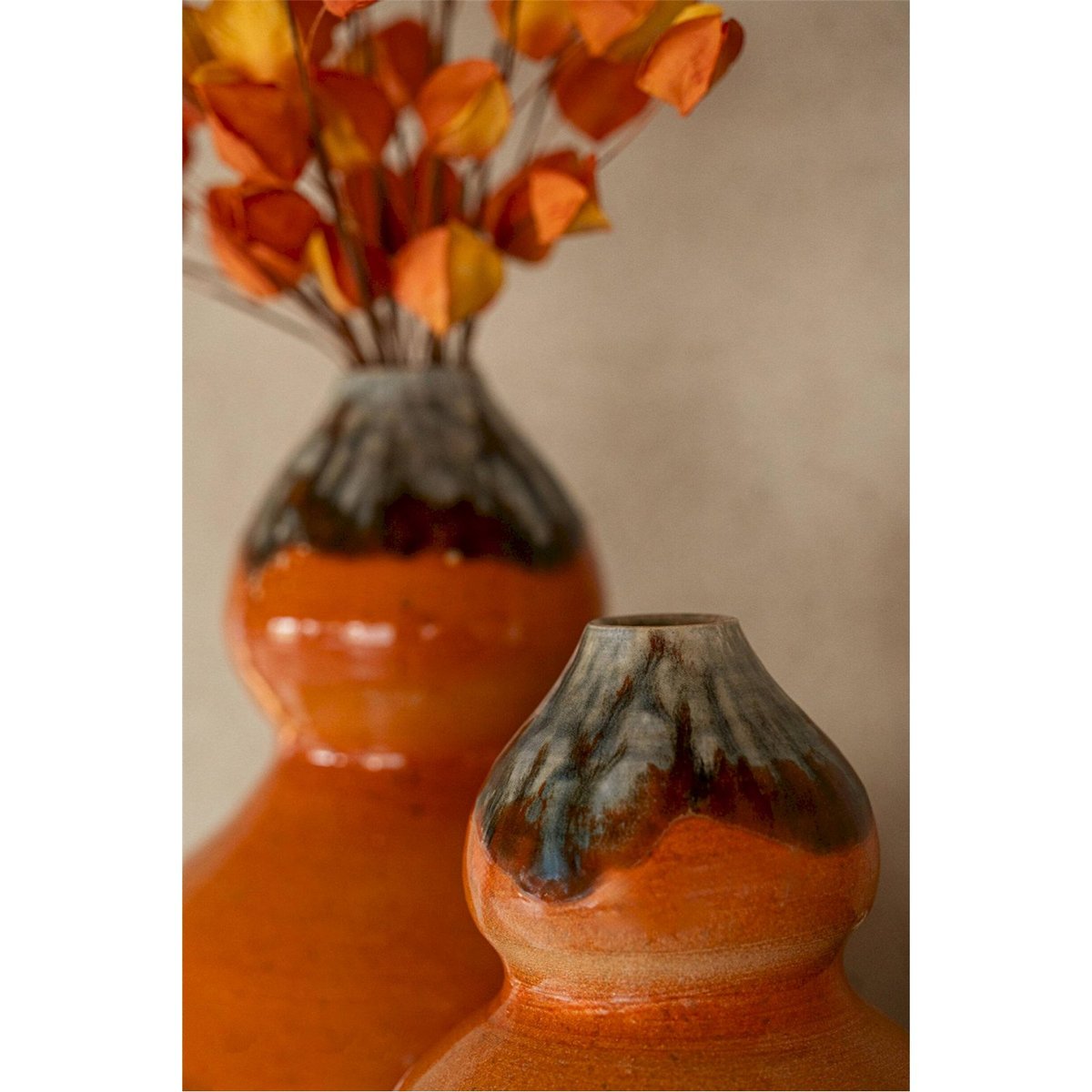 Vase en poterie au fini artisanal orange et marron, RECOLLECTION