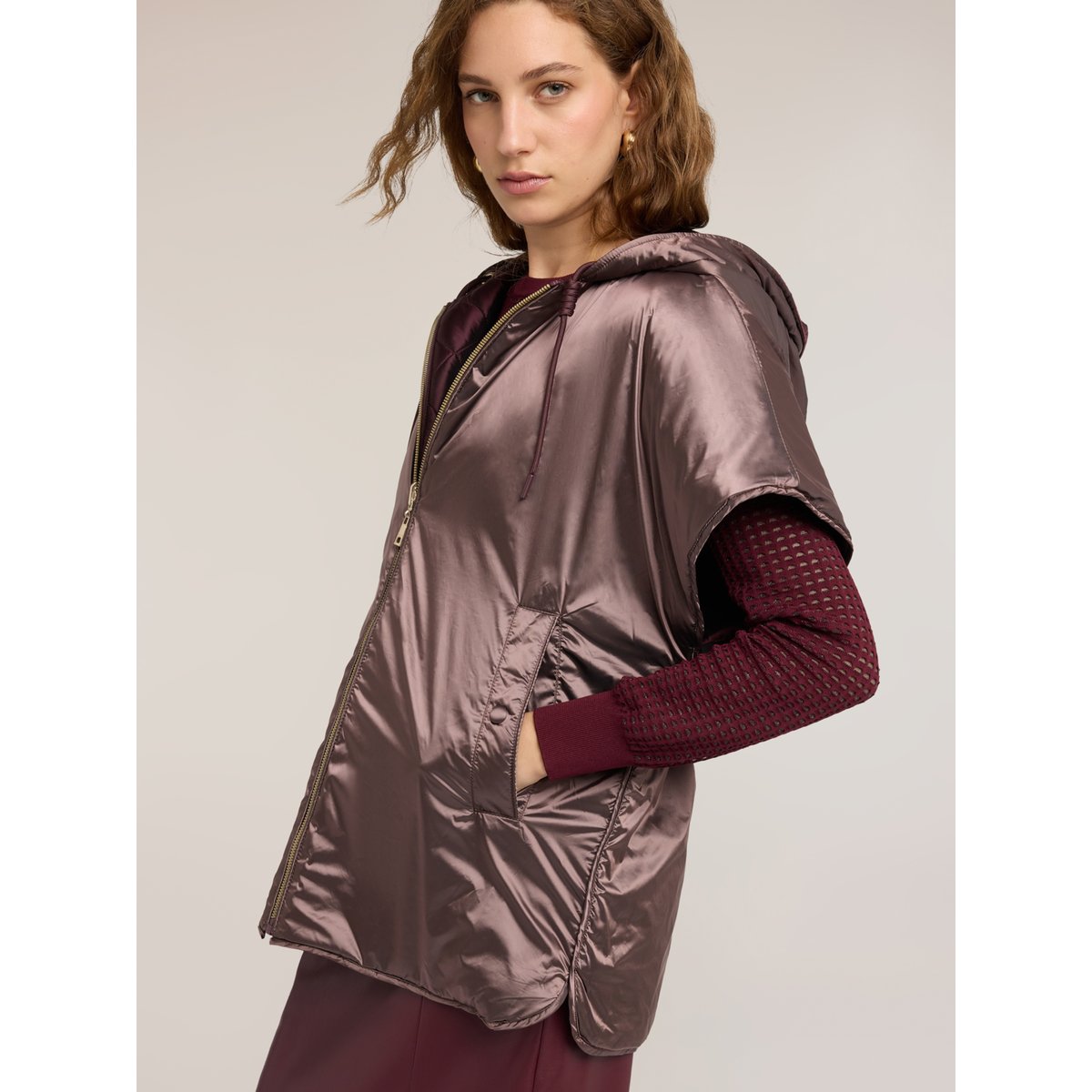 Gilet matelassé avec capuche et manches kimono marron, MOTIVI
