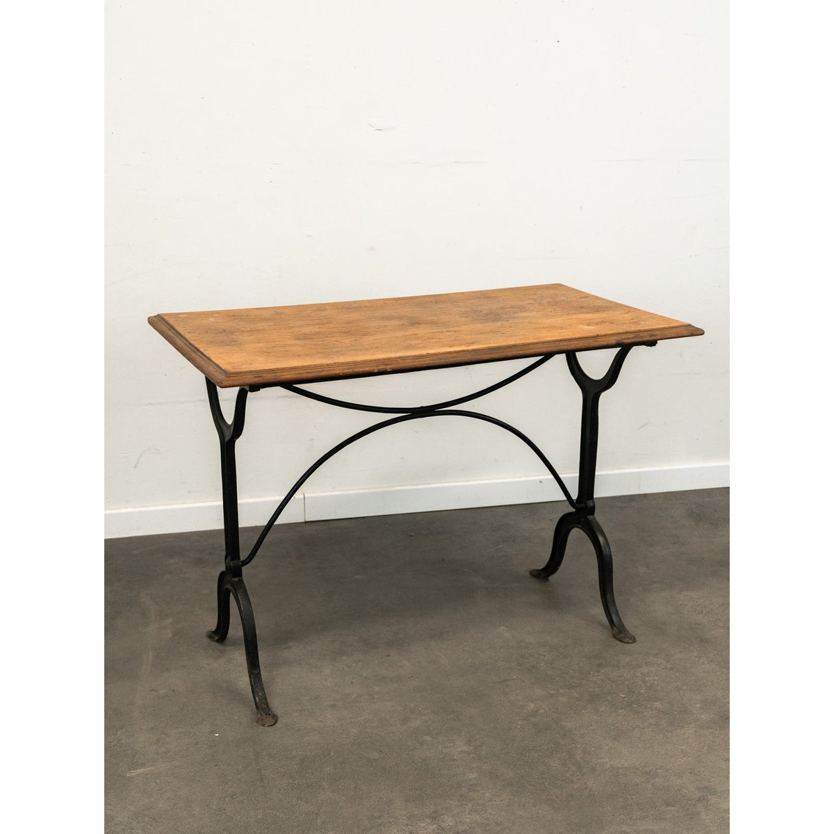 Table à manger bistrot en bois et fonte Denise N°1181 - Bon état bois foncé, DEBONGOUT