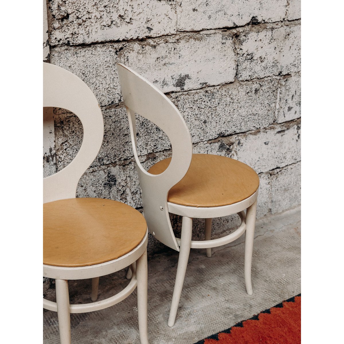 Lot de 3 chaises en skaï Alma N°685 - Bon état blanc, DEBONGOUT