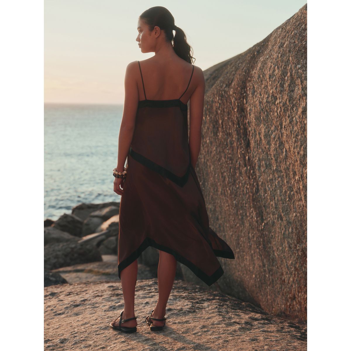 Robe avec ourlet mouchoir chocolat/noir, NEXT