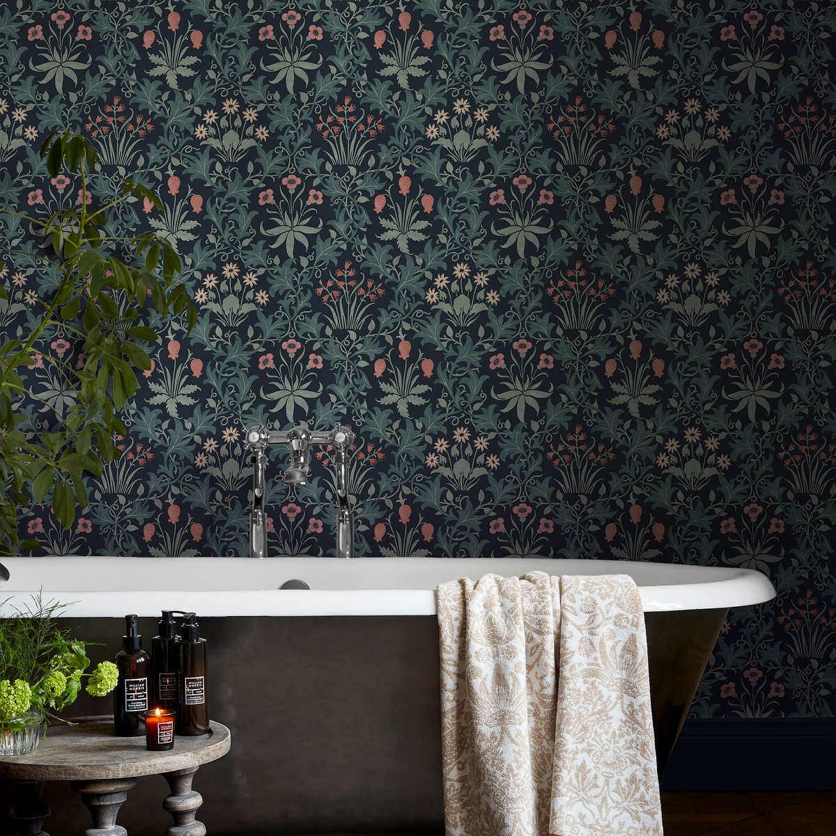Papier peint fleuri Celandine Midnight bleu, vert, corail, WILLIAM MORRIS AT HOME