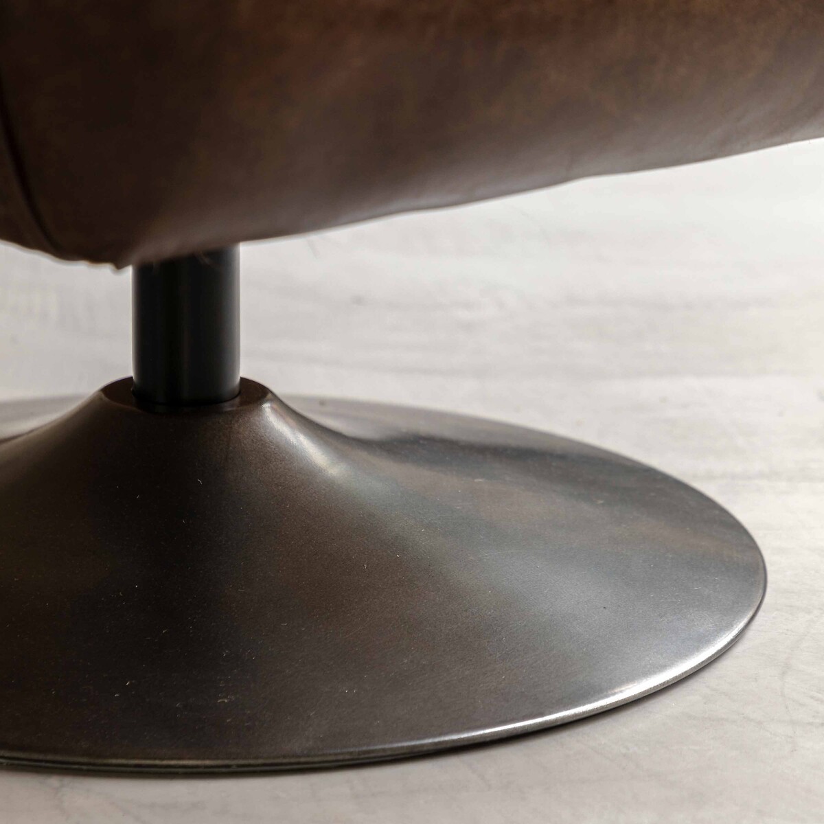 Bertram Swivel Leather Accent Chair walnut, ÉDITÉ