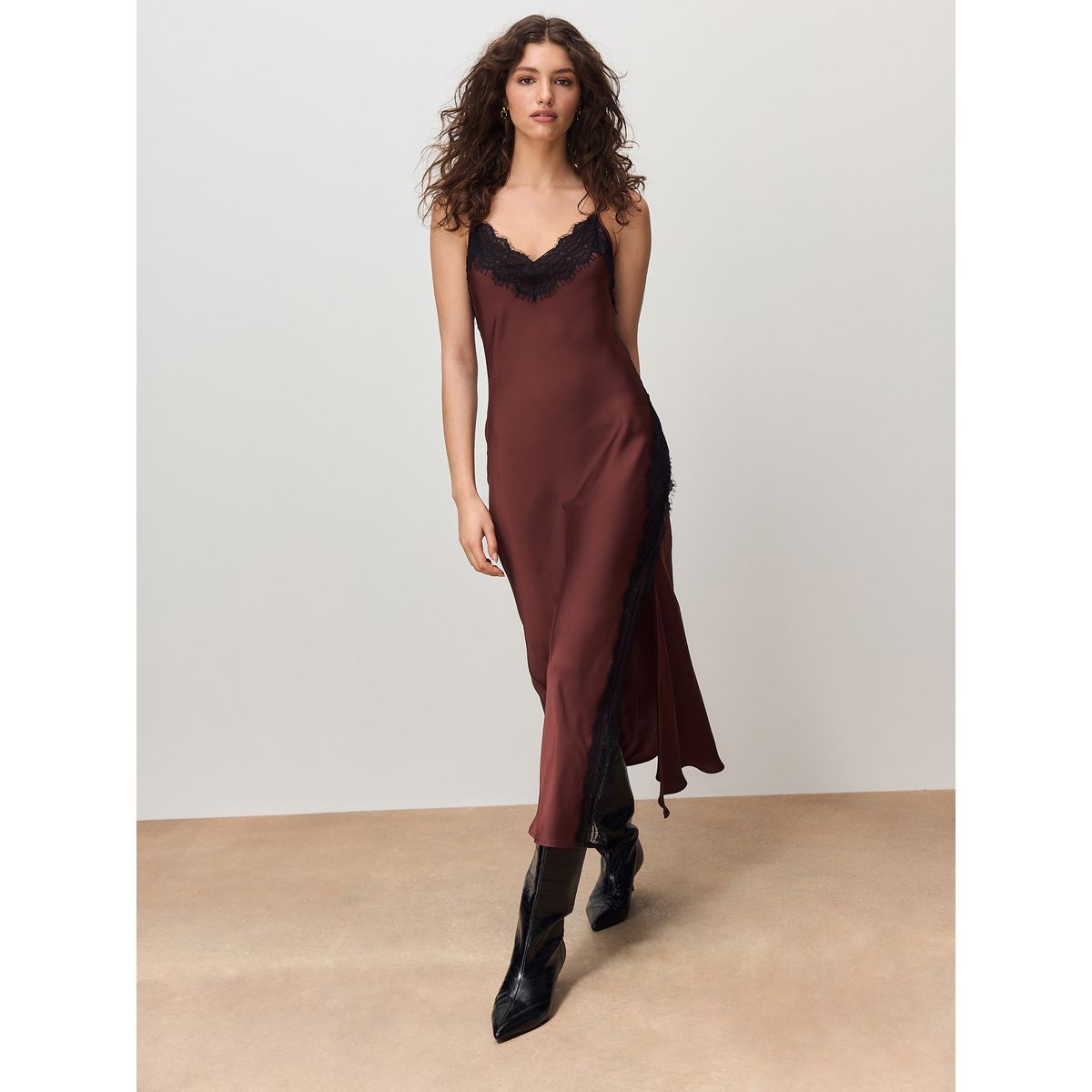 Robe caraco mi-longue en satin à dentelle marron chocolat, NEXT