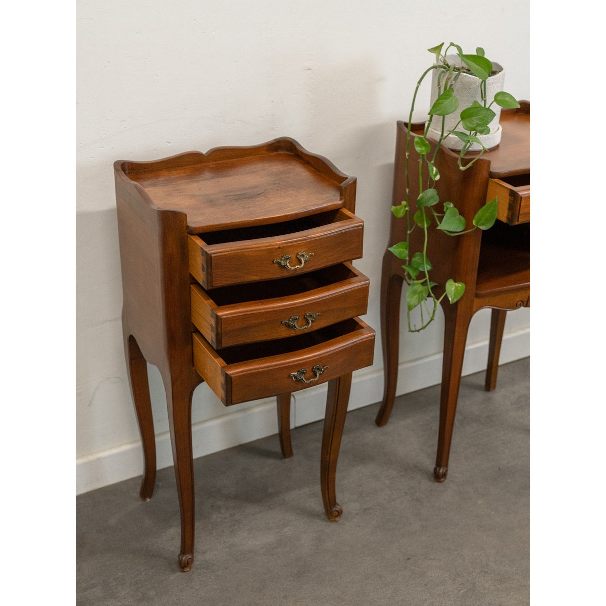 Paire de chevets en bois style Louis XV Odile N°1438 - Bon état bois foncé, DEBONGOUT