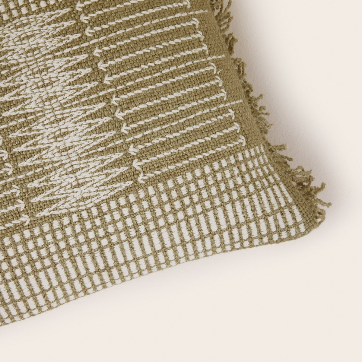 housse de coussin en Tissage naturel frangé rebrodé d’un motif graphique MELKI olive douce, MADURA