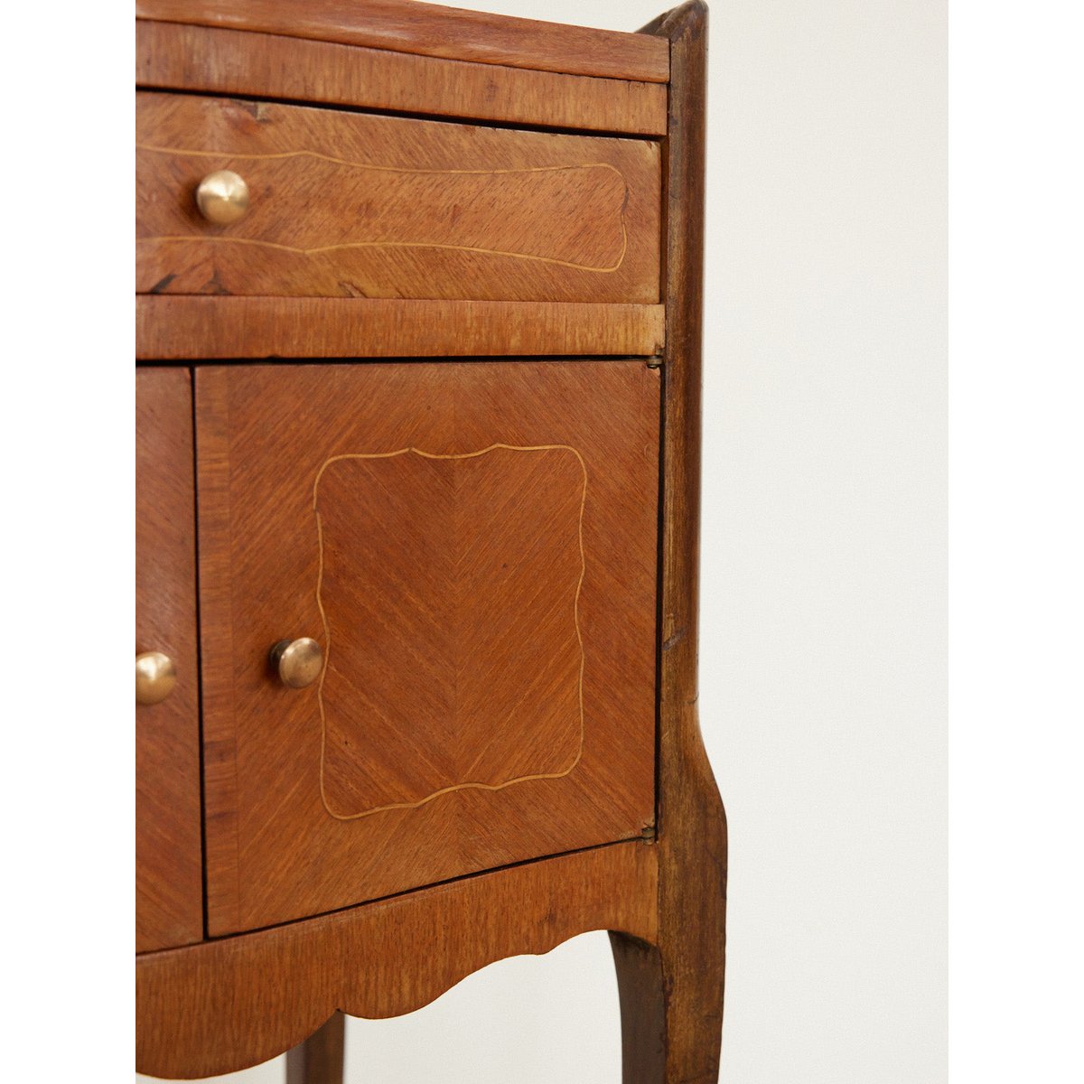 Table de chevet en bois Odile N°1623 - Bon état bois clair, DEBONGOUT