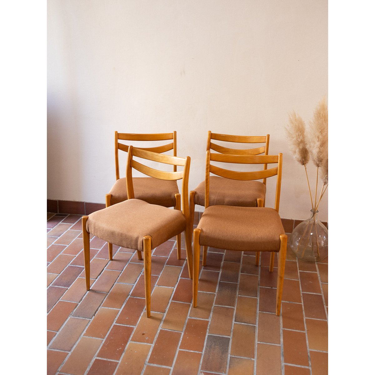 Lot de 4 chaises aux teintes douces Alma N°1899 - Bon état corail, DEBONGOUT