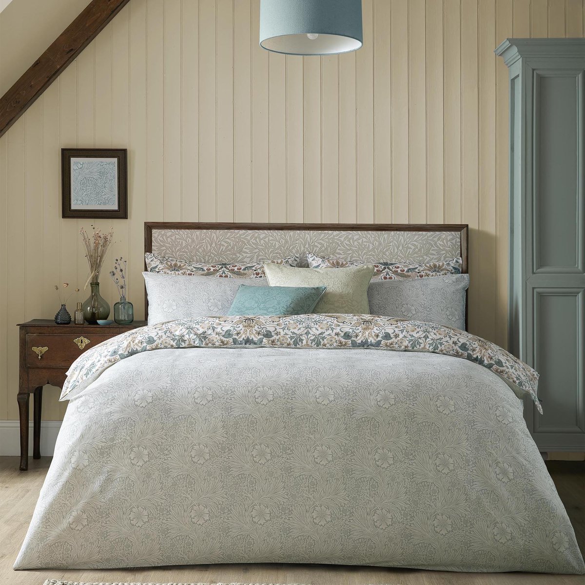 Parure de lit, housse de couette fleurie + 2 taies pour grand  lit 2 personnes Fraisier et grives beige, tonalités douces, WILLIAM MORRIS AT HOME