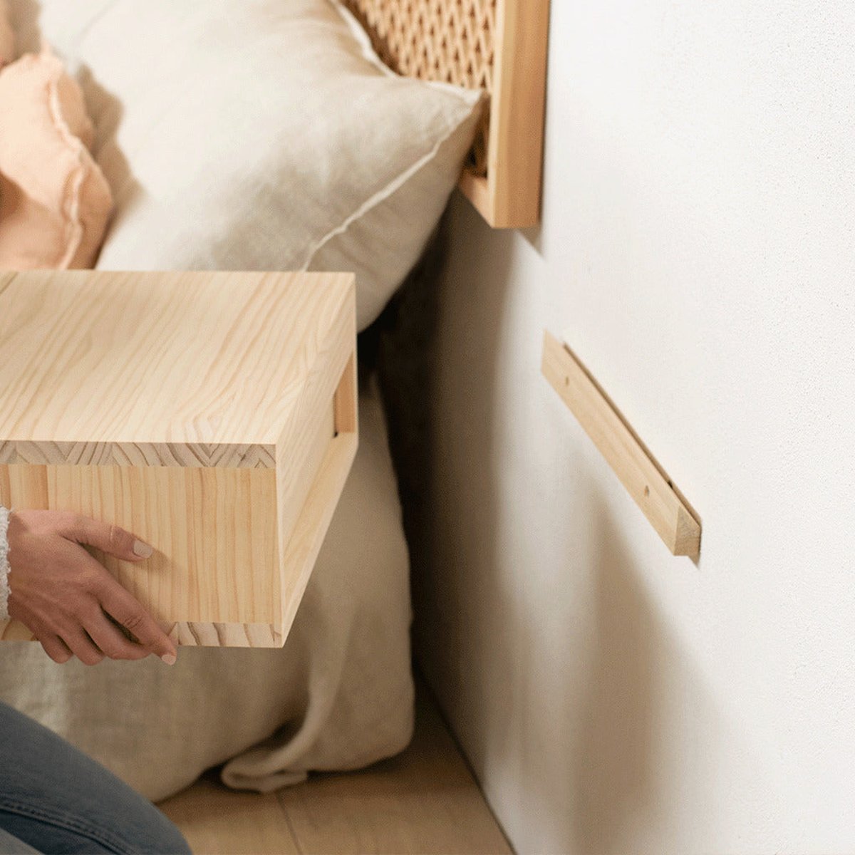 Table de chevet en pin massif verni IFACH bois clair, NAAN FURNITURE