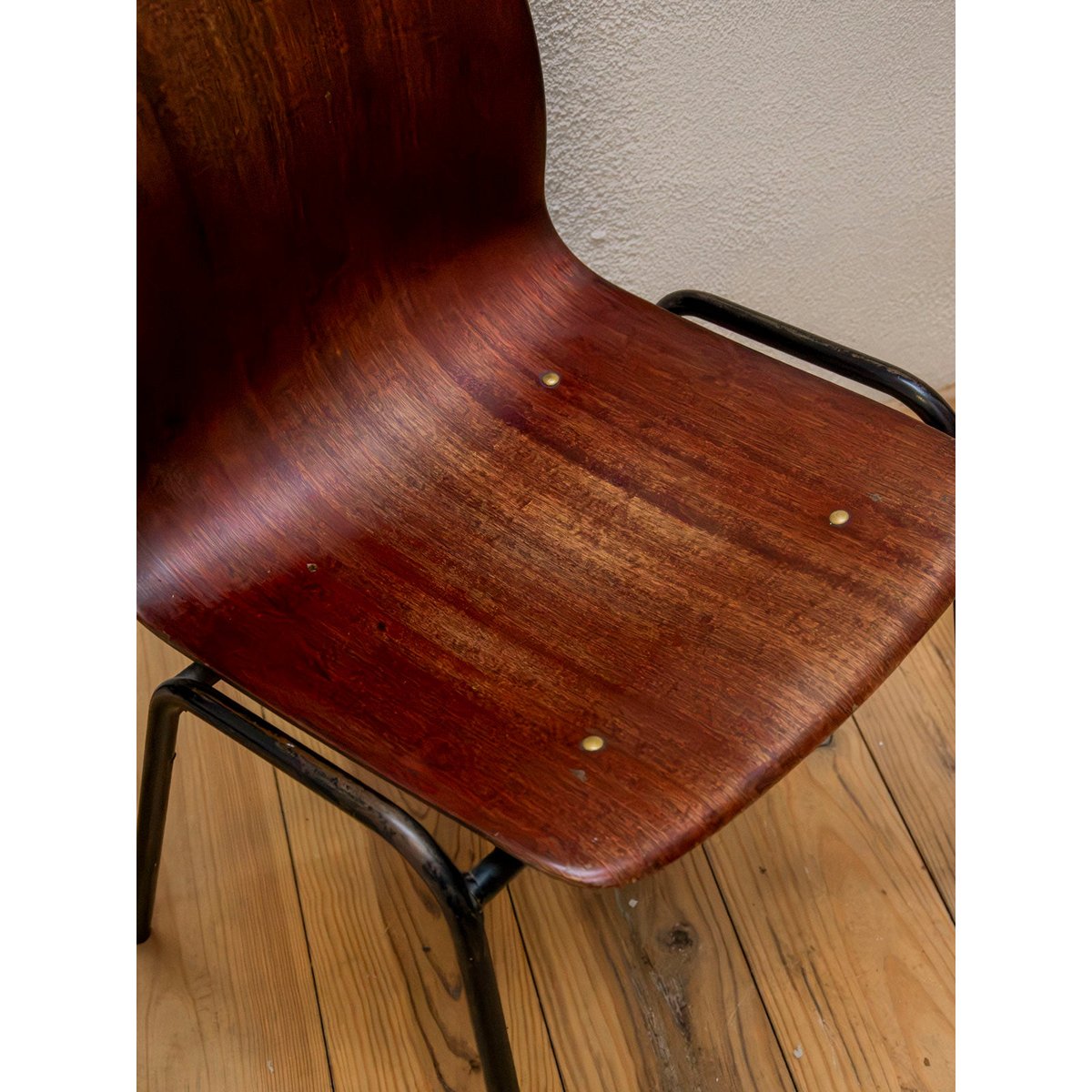 Paire de chaises en contreplaqué foncé Alma N°2105 - Bon état bois foncé, DEBONGOUT
