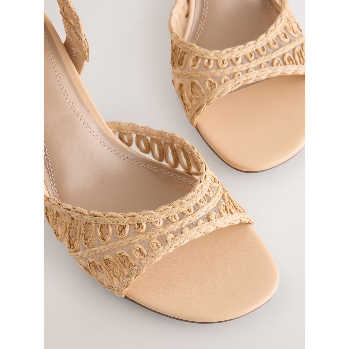 Sandales à talons et bouts ouverts en raphia naturel, NEXT