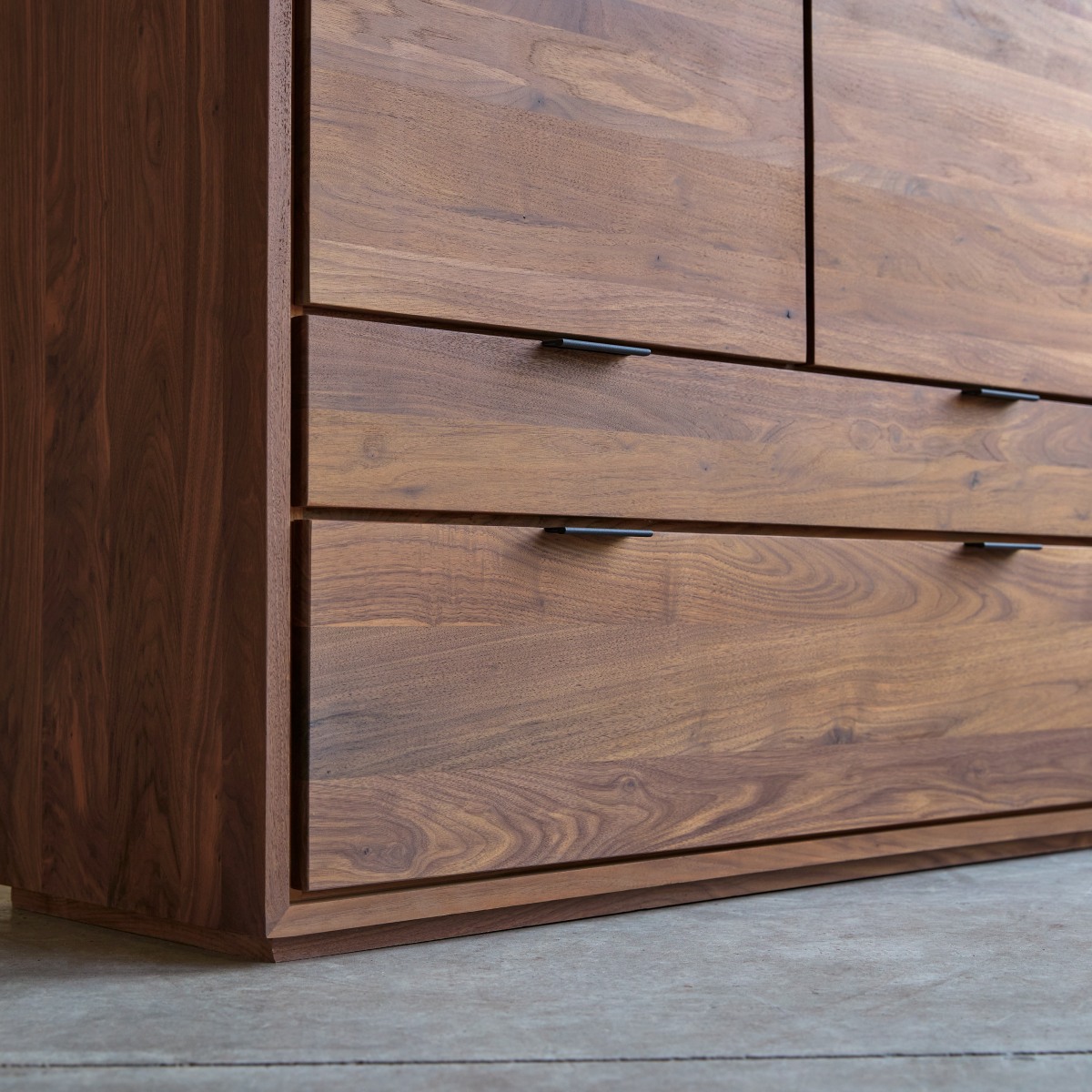 Armoire en Noyer massif, SENSON marron, TIKAMOON