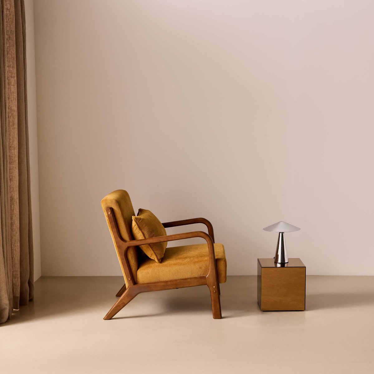 Fauteuil scandinave bois d'hévéa teinte noyer clair et velours côtelé LORENS ocre, SWEEEK