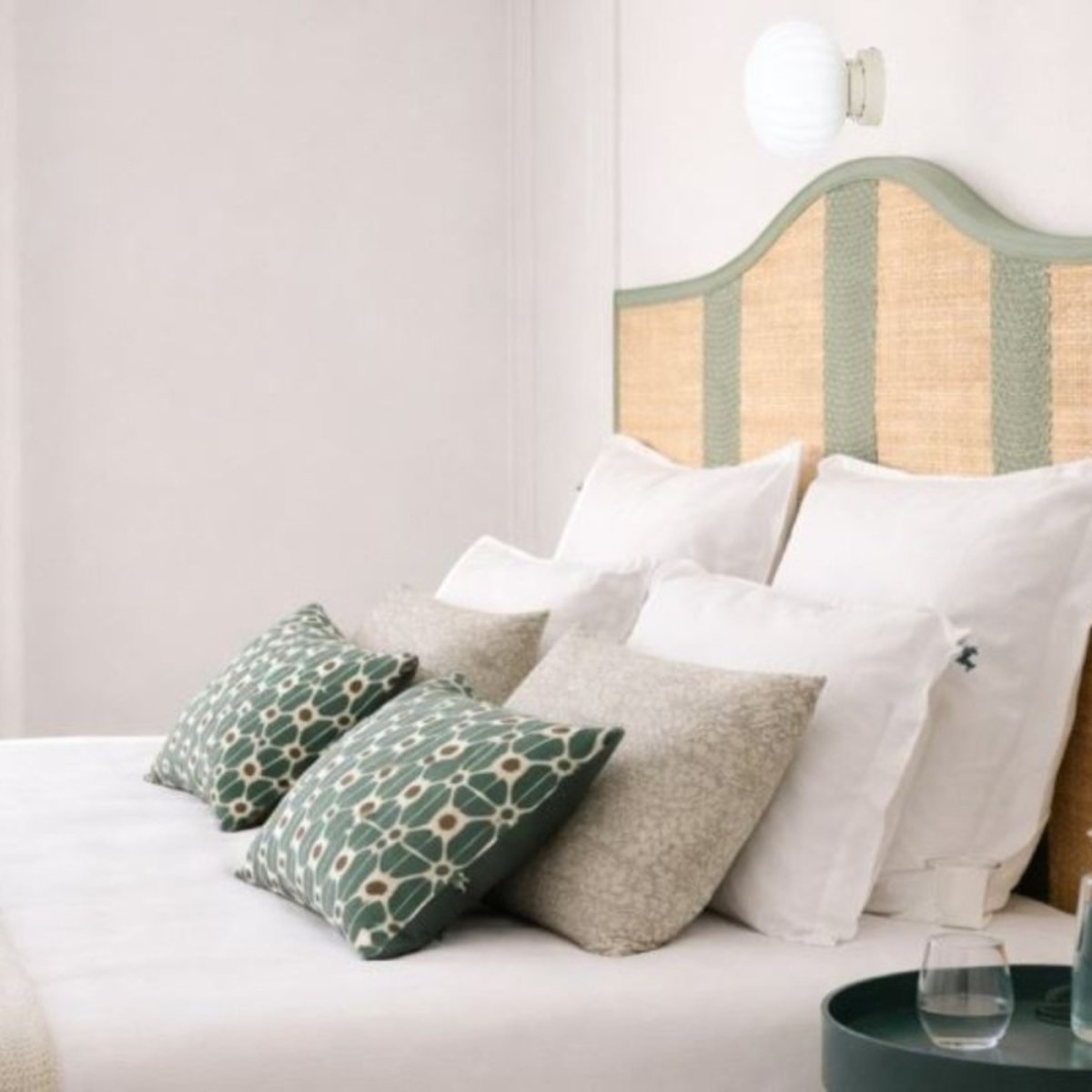 Applique murale beige et Globe verre opale Flot blanc, MILLUMINE