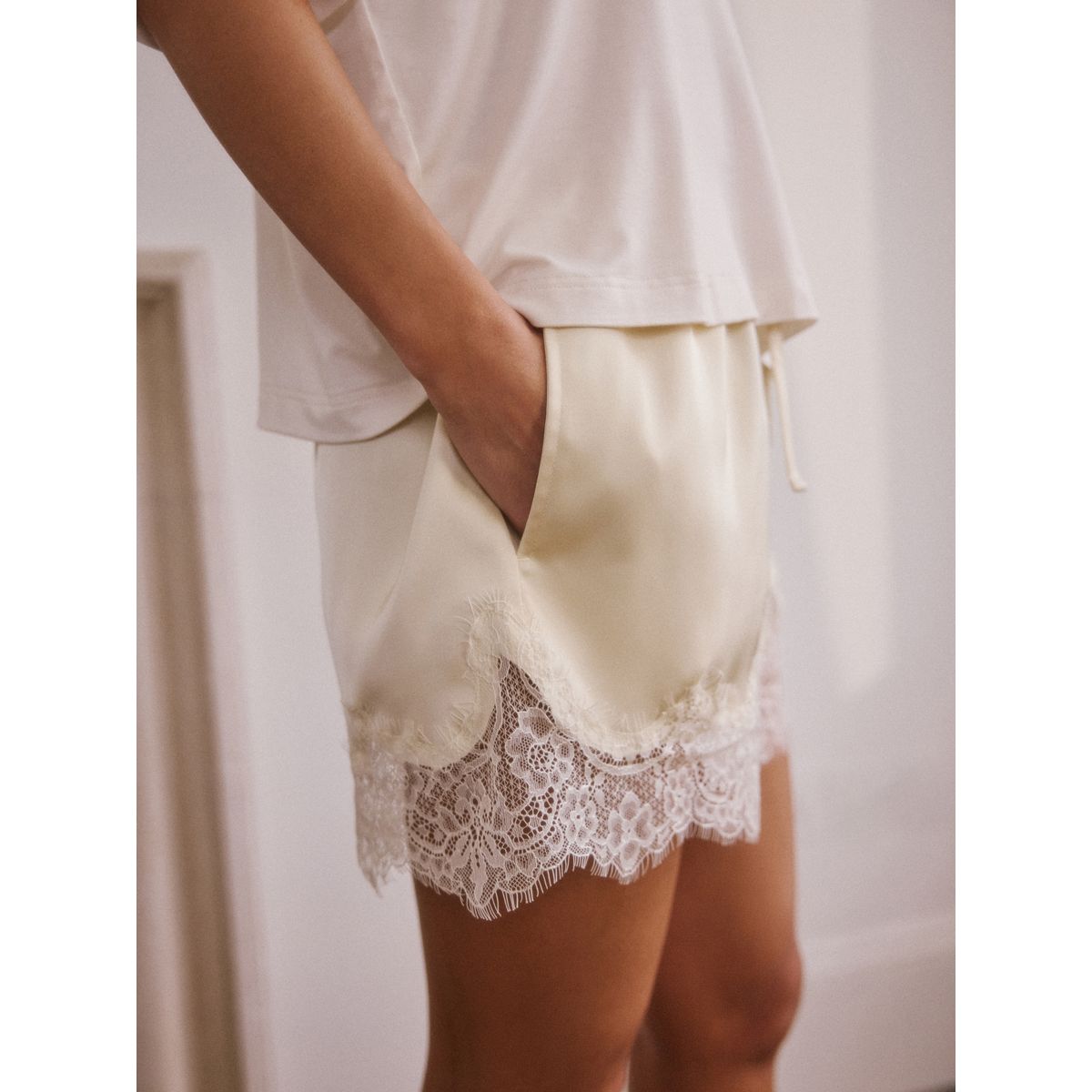Ensemble pyjama short à détails dentelle crème/jaune, NEXT