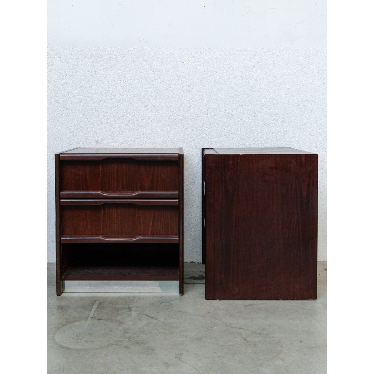 Paire de tables de chevet en bois foncé style 70's Maïa N°1618 - Bon état bois foncé, DEBONGOUT