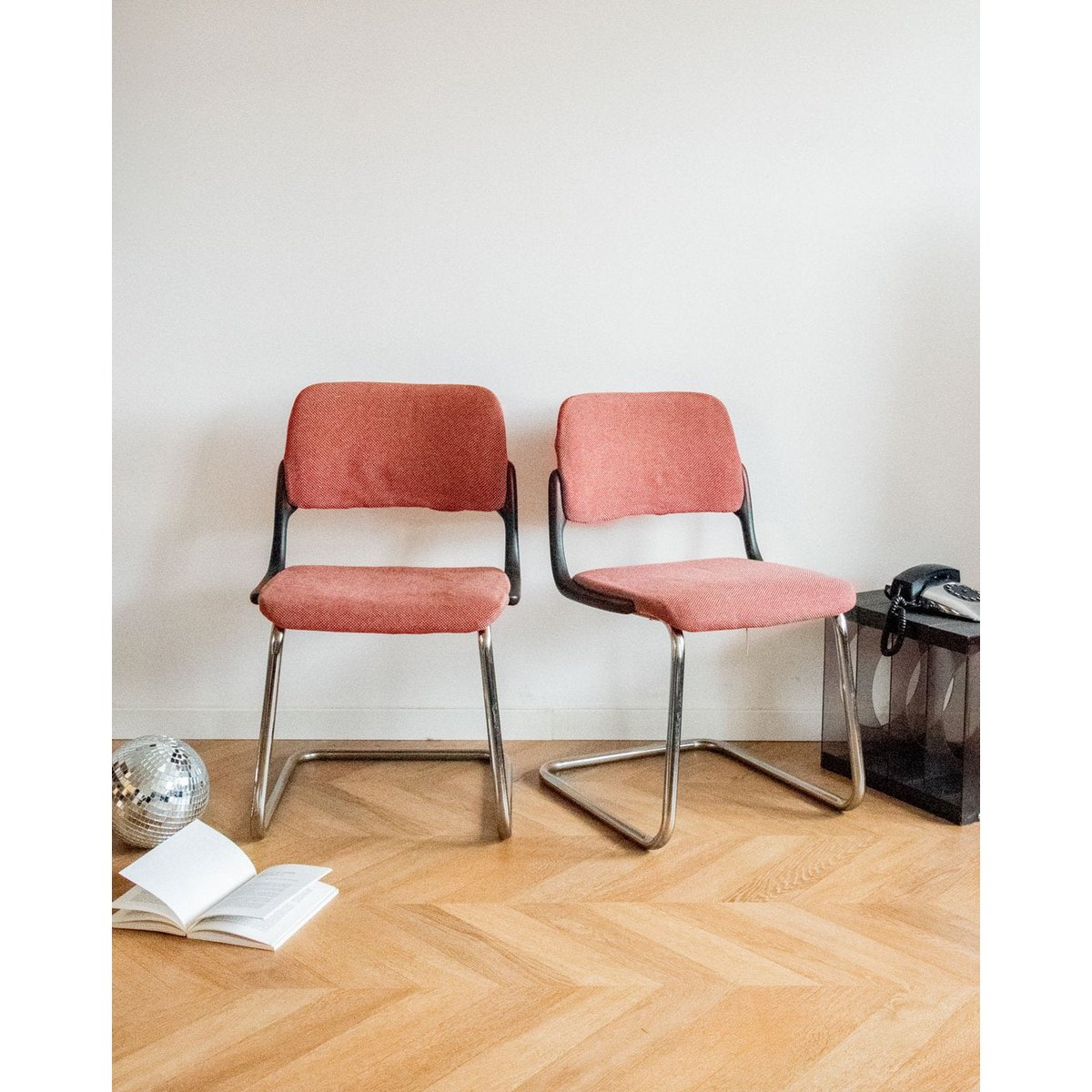 Paire de chaises chromées roses Alma N°1238 - Bon état rose, DEBONGOUT