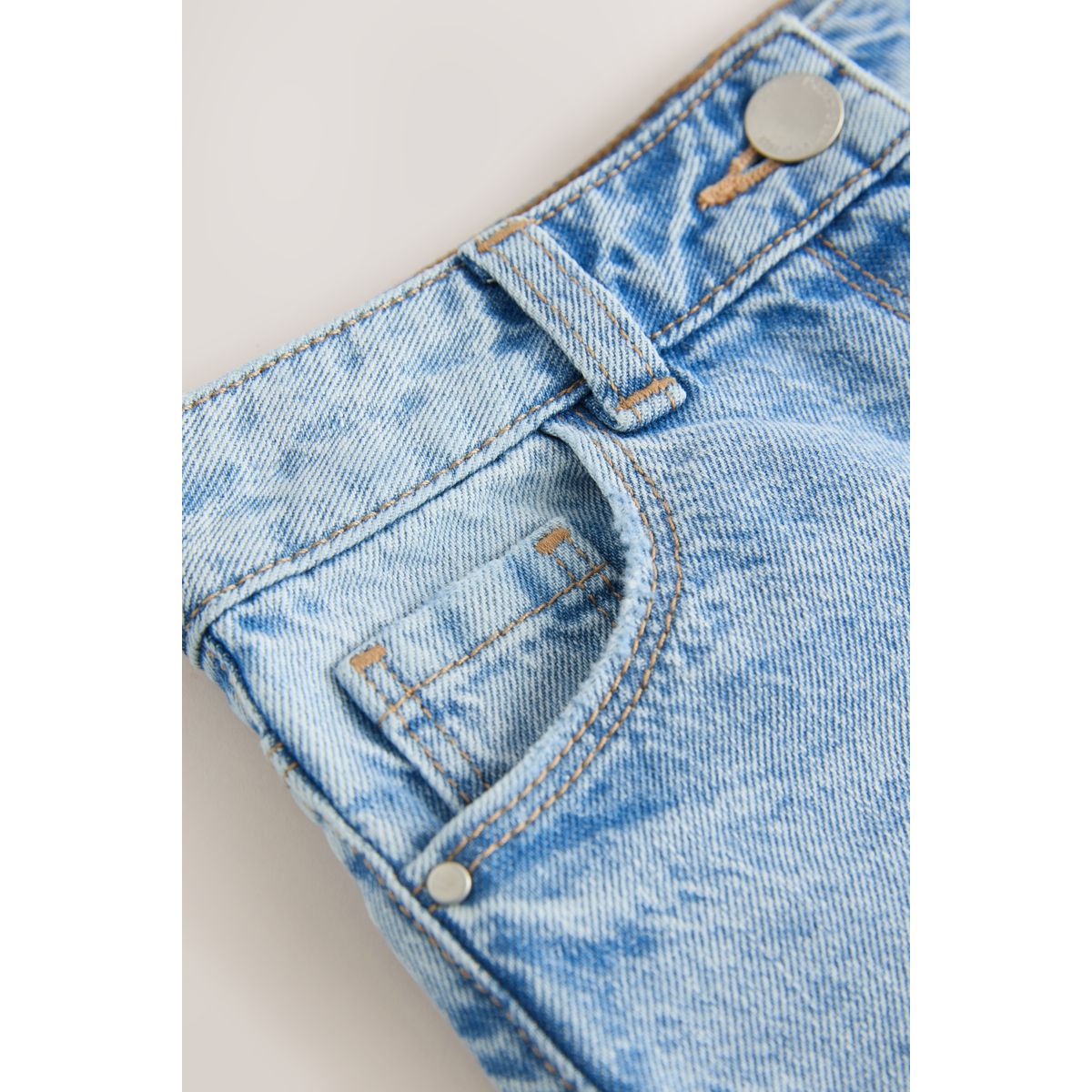 Short en jean à bords effilochés bleu moyen, NEXT