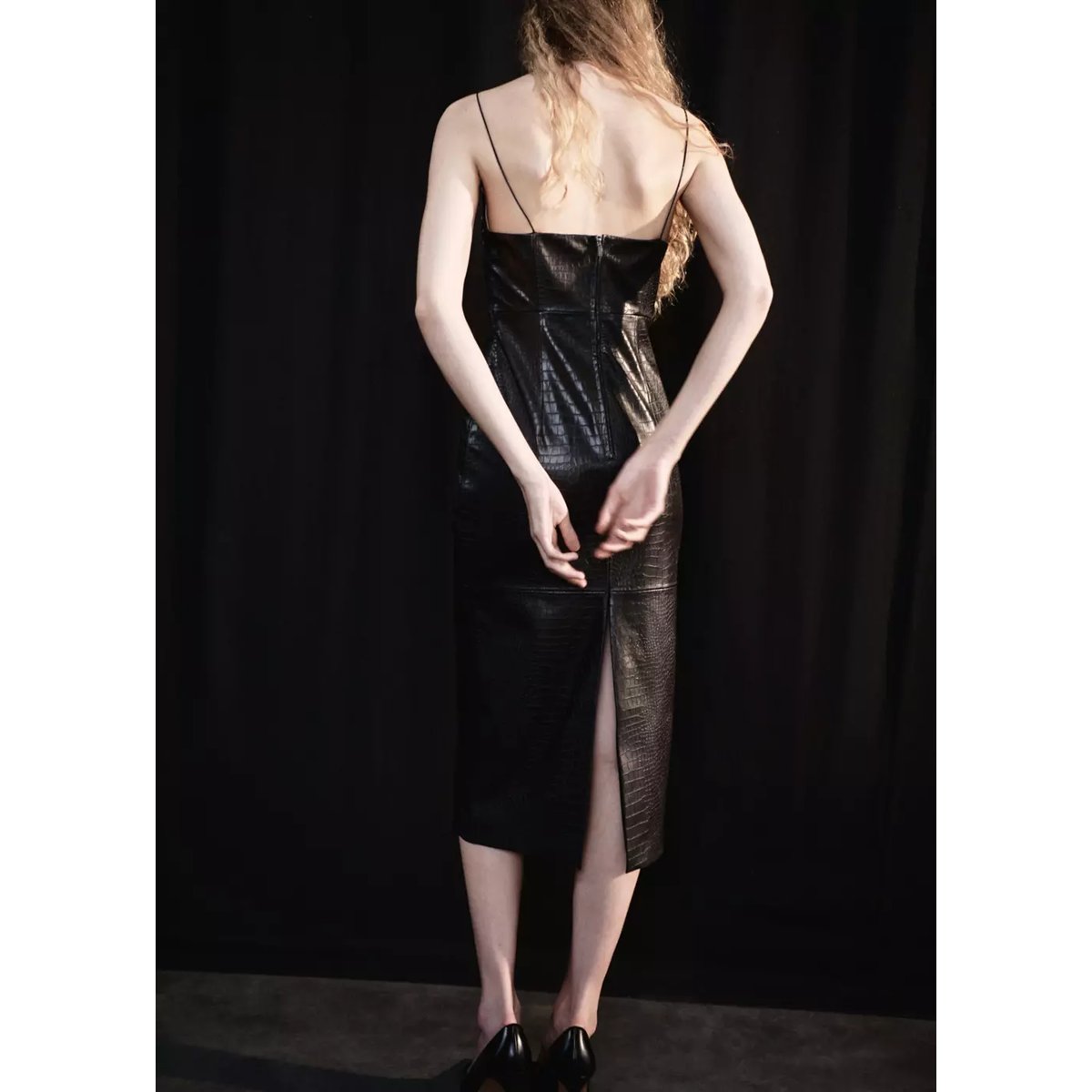 Robe effet croco à encolure en V noir, MANGO