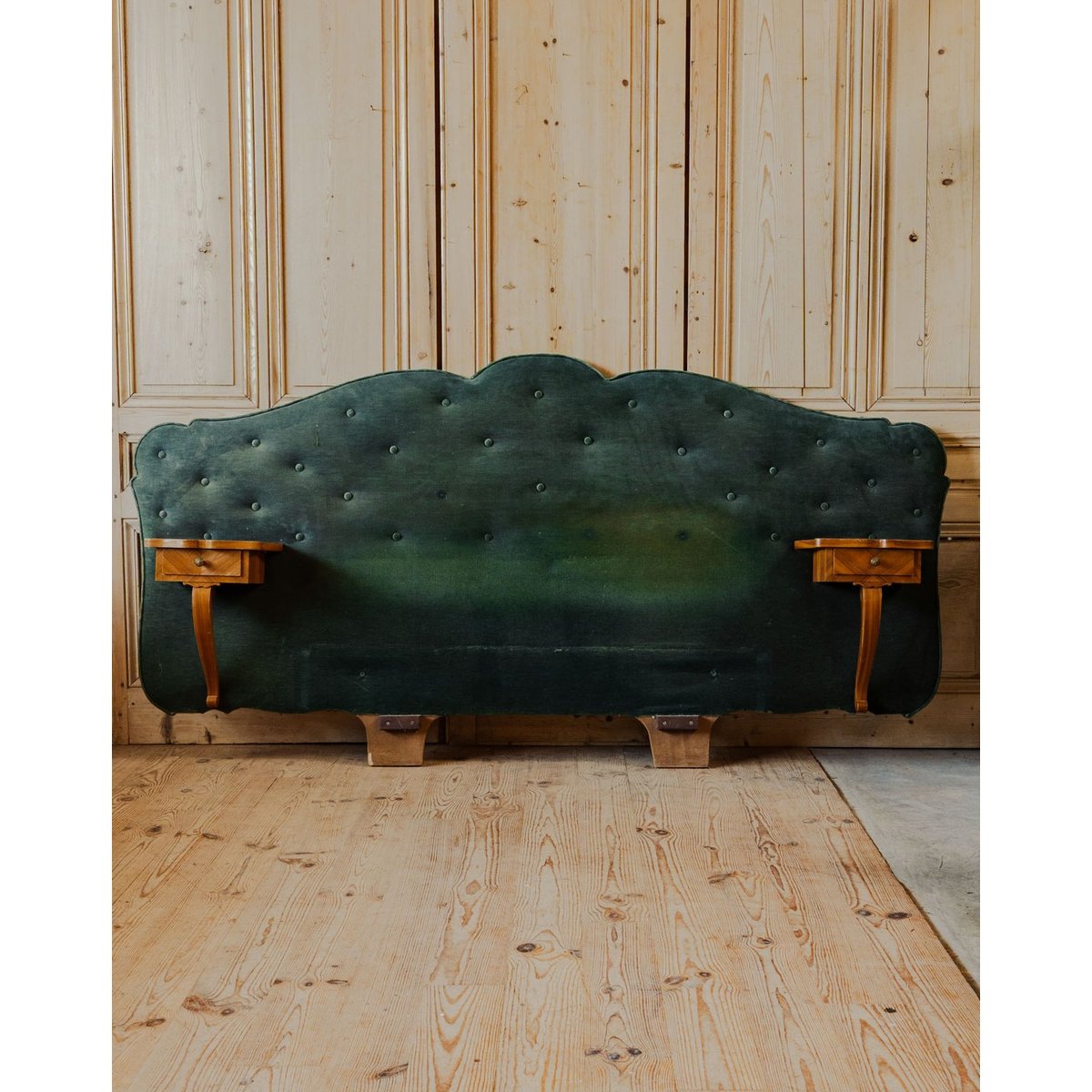 Tête de lit en bois et velours vert sapin Orphée N°30 - Bon état bois foncé, DEBONGOUT