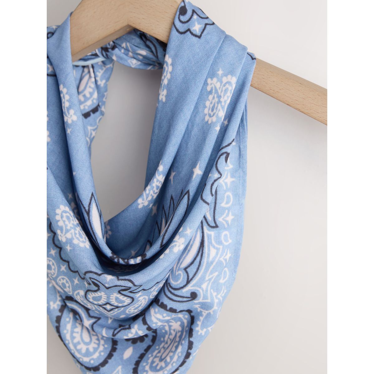 Foulard carré léger à imprimé bandana bandana bleu, NEXT