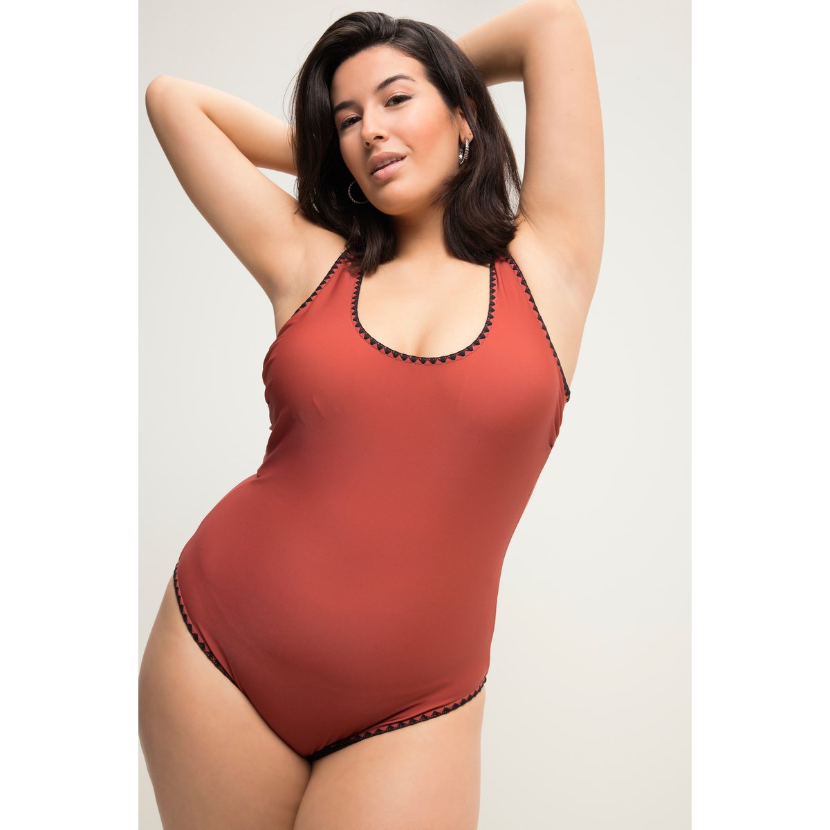 Maillot de bain avec liseré rouge brique, STUDIO UNTOLD