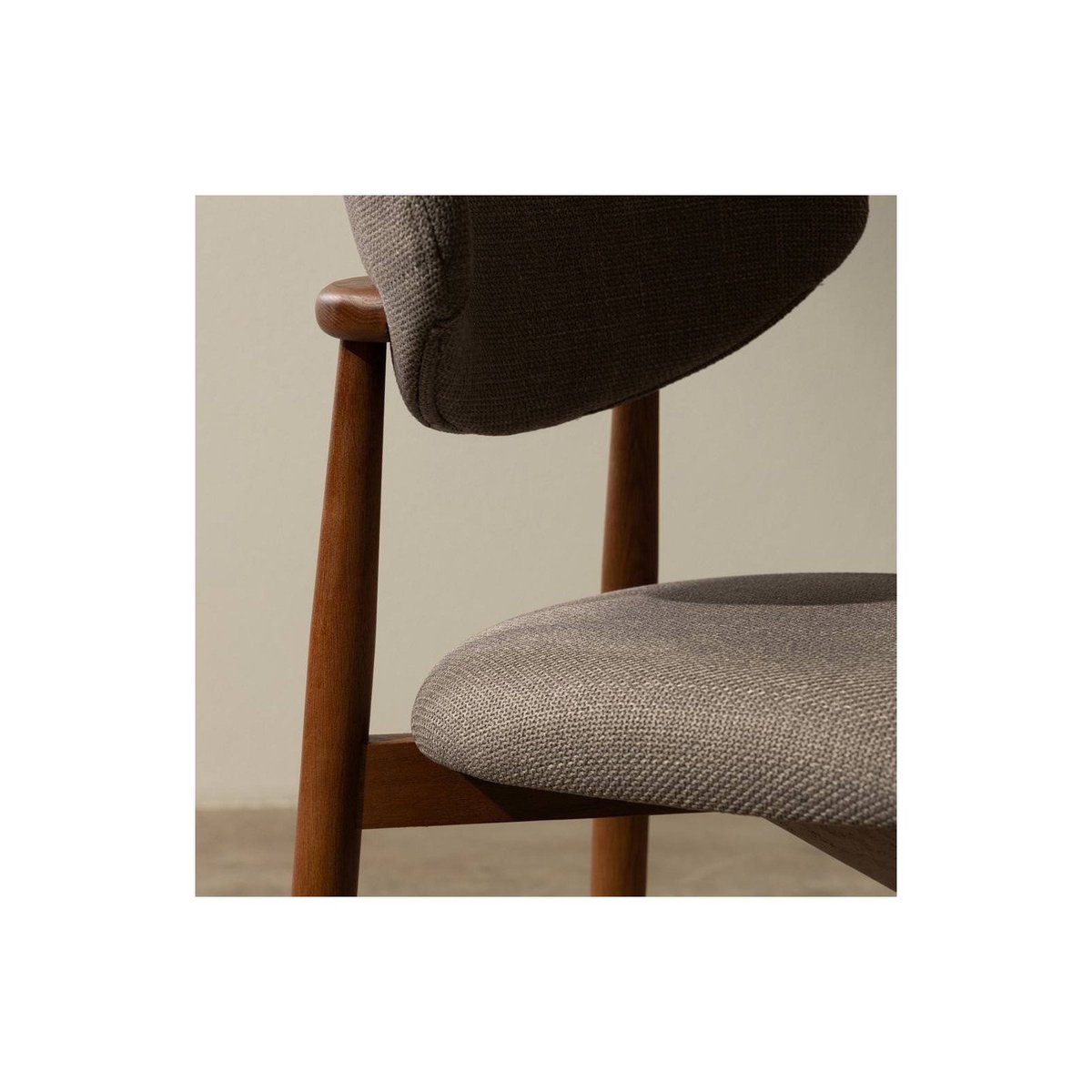Chaise bouclé collection MIA pieds chêne gris foncé et noyer, RECOLLECTION