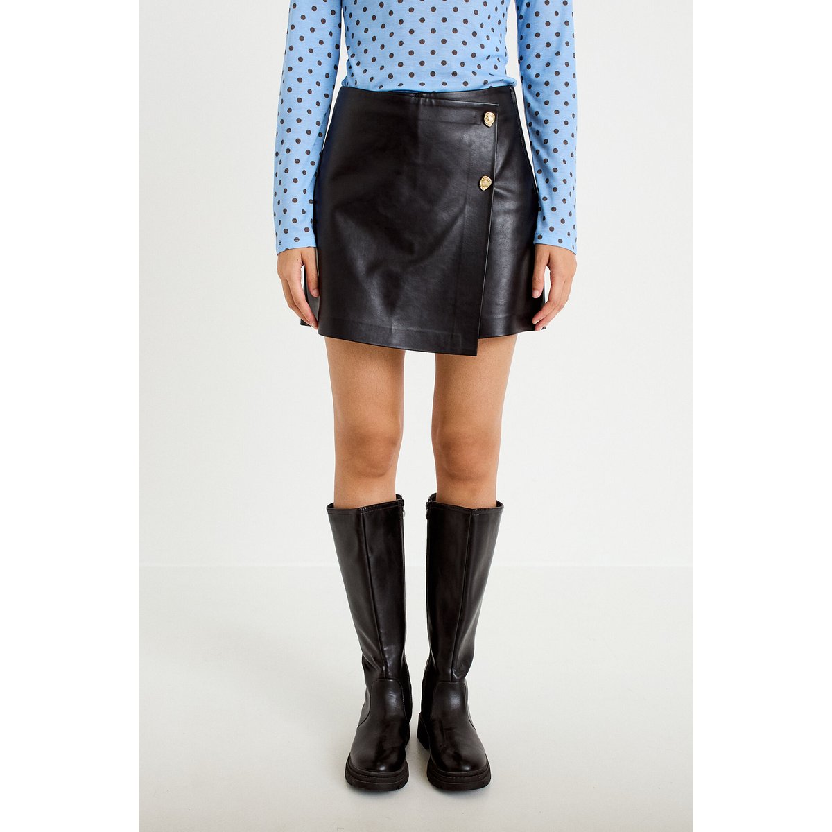 Jupe-short courte en similicuir noir, CACHE CACHE