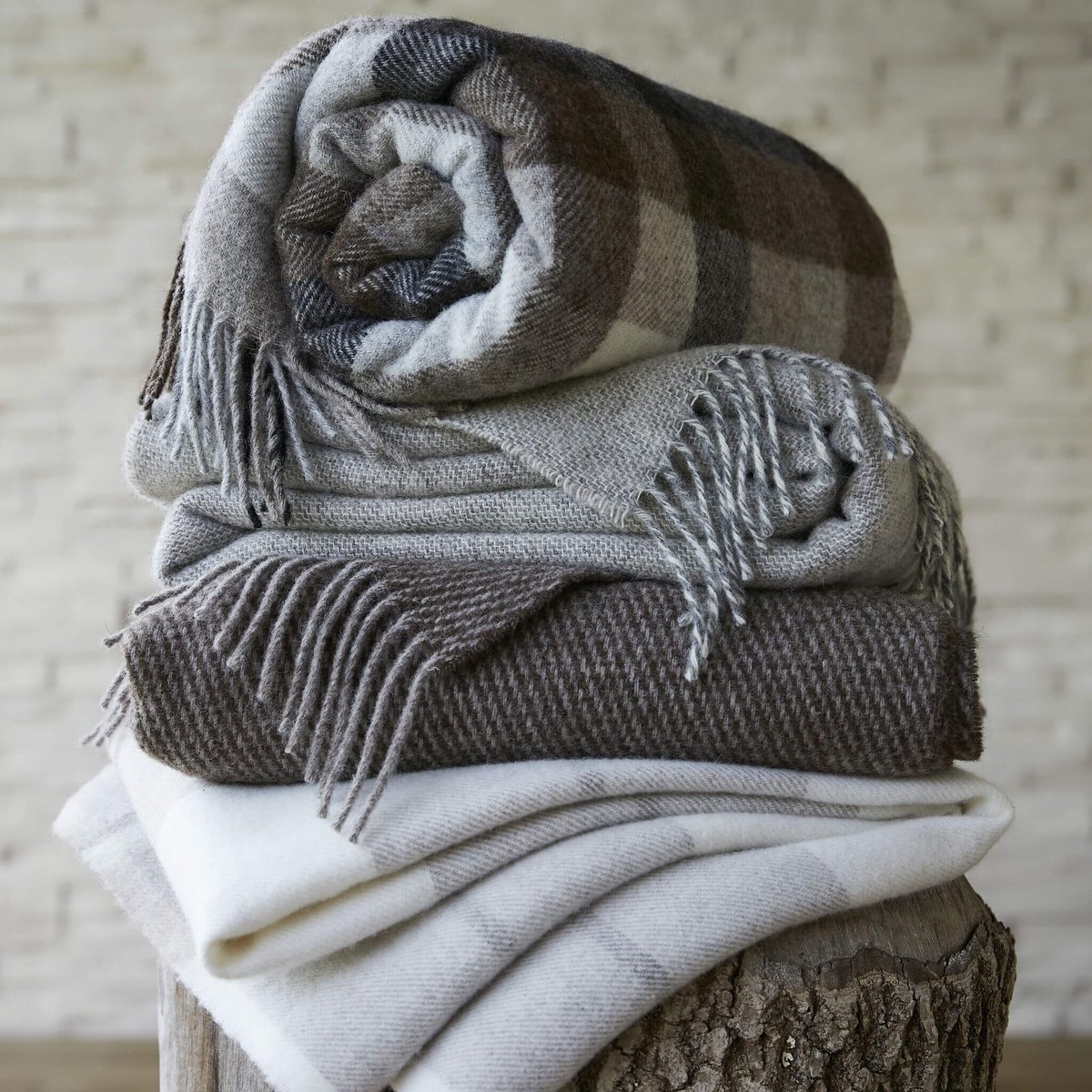 Plaid à franges gris clair uni en laine gris clair, TERRE DE NUIT