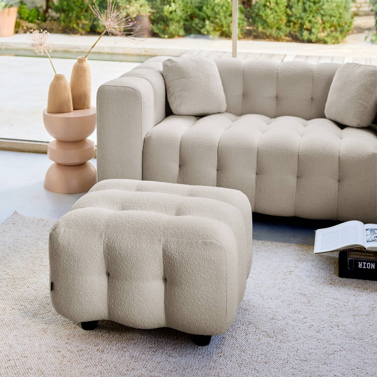 Pouf, repose-pieds pour canapé 2 places Leon bouclette texturée LEON beige, SWEEEK