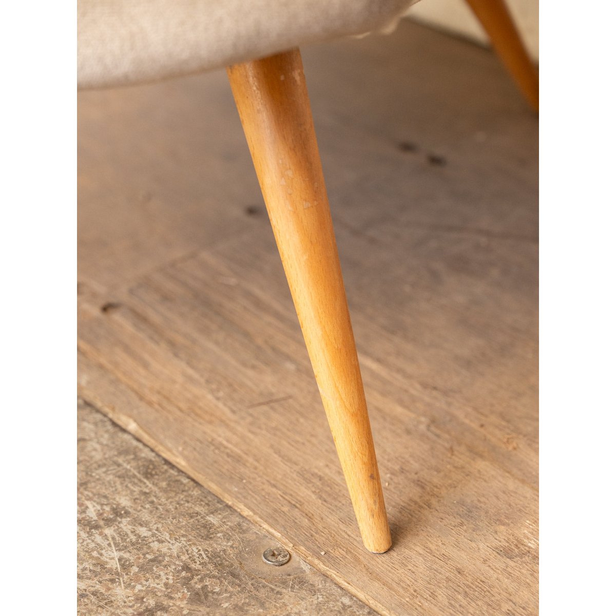 Fauteuil en bois et velours beige Ernest N°1548 - Bon état bois clair, DEBONGOUT