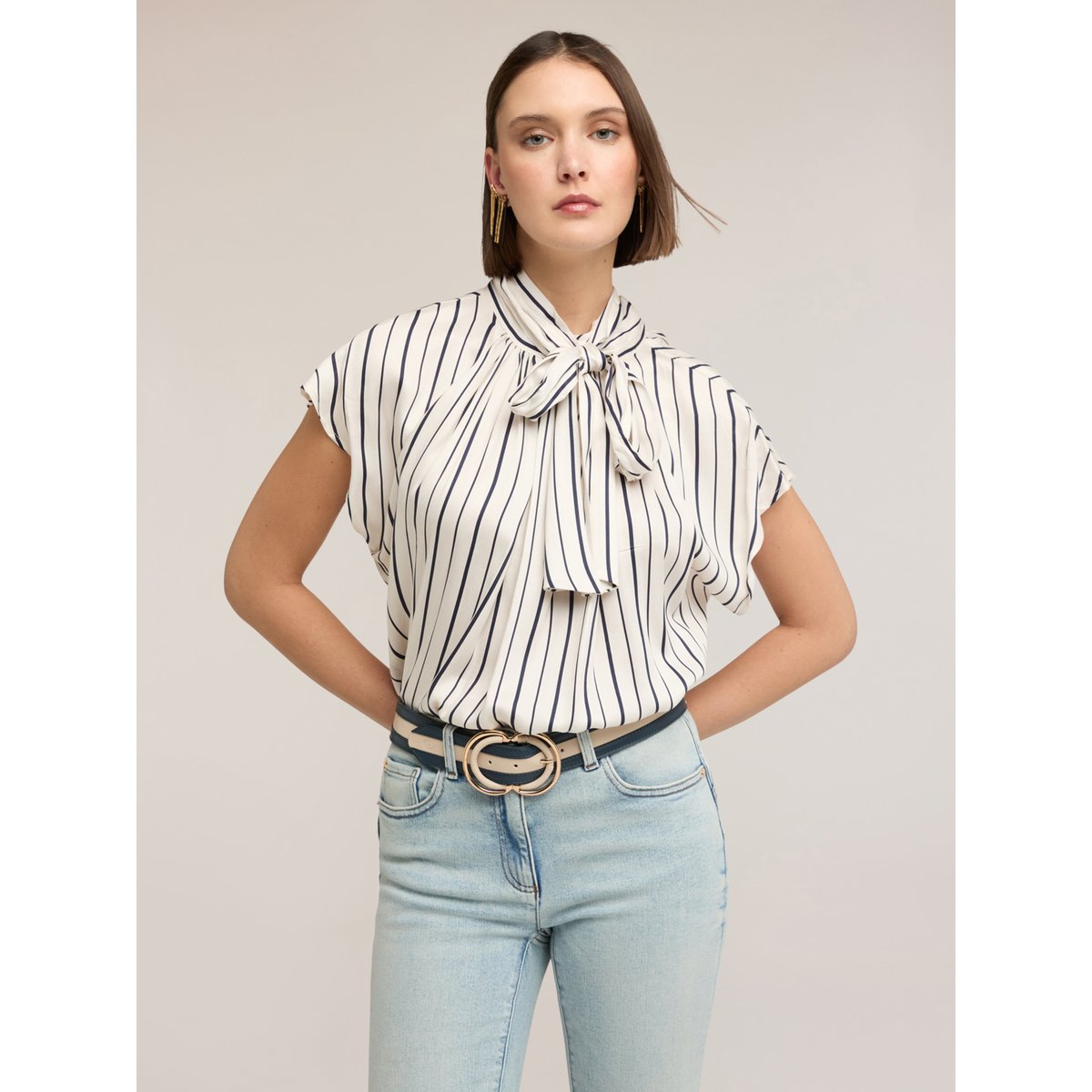 Chemisier oversize rayé avec nœud au dos blanc, MOTIVI