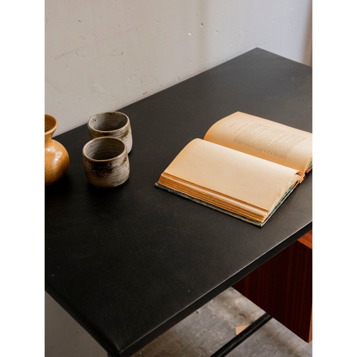Bureau scandinave au plateau en simili cuir Yvan N°557 - Bon état bois foncé, DEBONGOUT