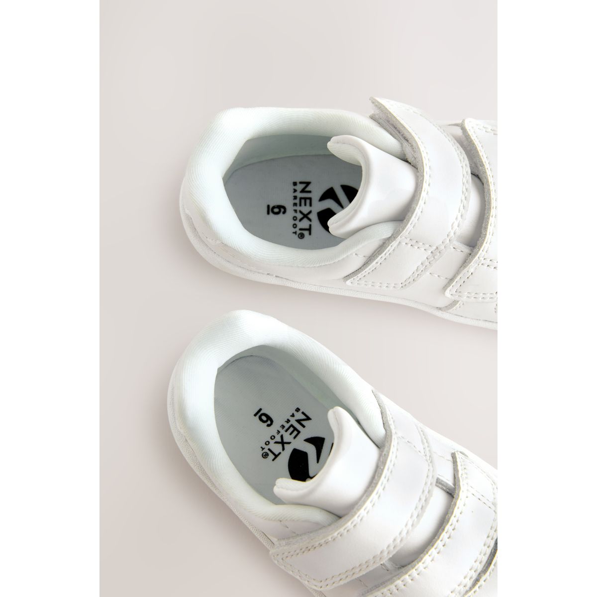 Baskets en cuir à scratch effet pieds nus blanc, NEXT