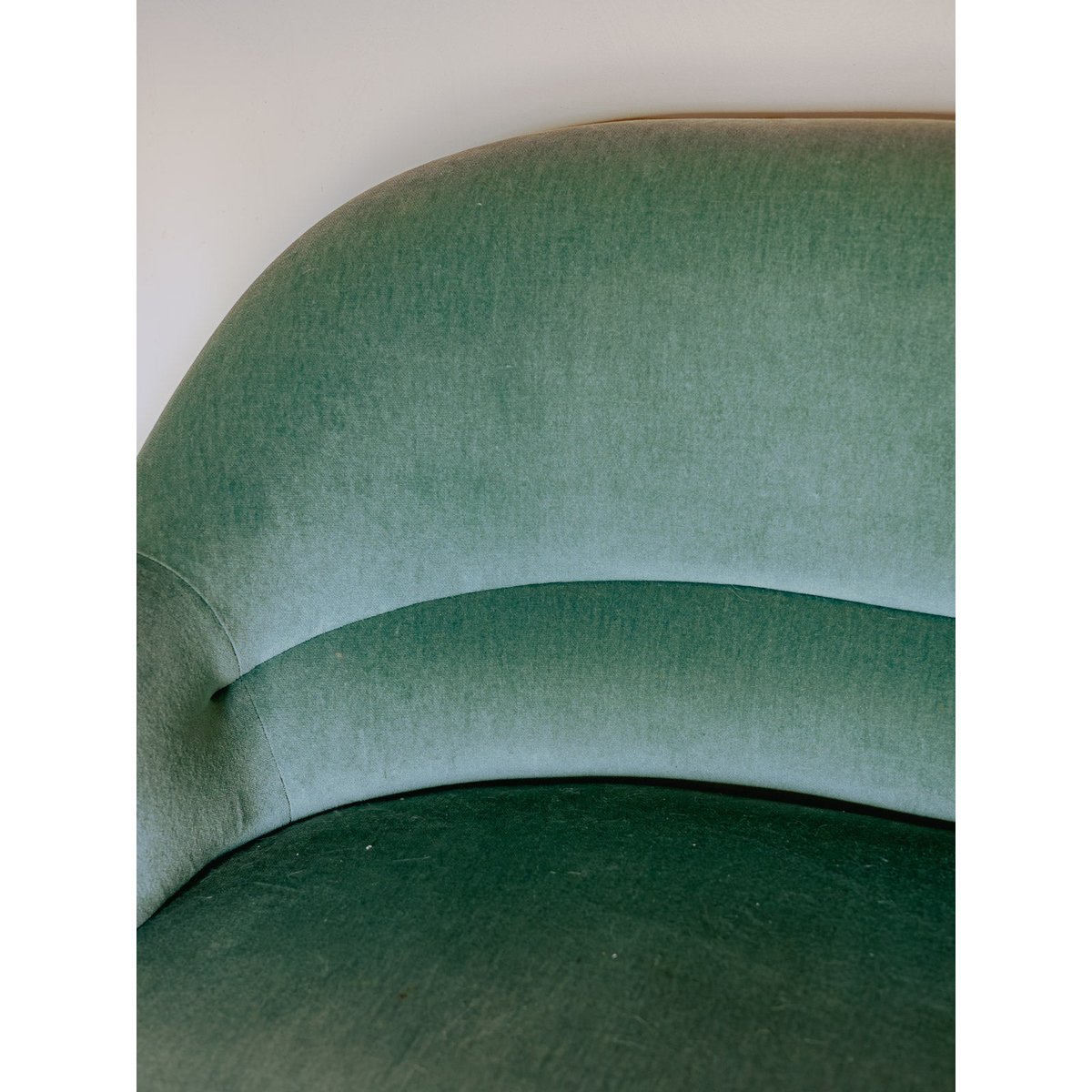 Banquette crapaud en velours turquoise céladon Martine N°60 - Bon état bleu, DEBONGOUT