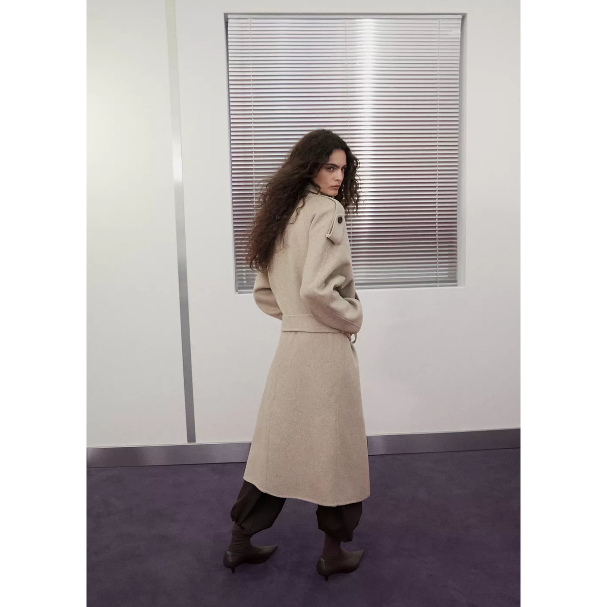 Manteau en laine à col cheminée et ceinture marron moyen, MANGO