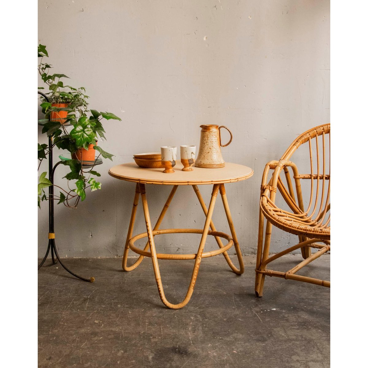 Table basse en rotin et bois teint en beige Léonie N°937 - Bon état beige, DEBONGOUT