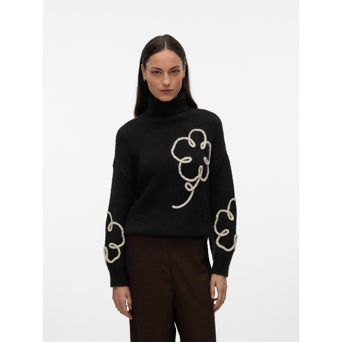 Pull col roulé avec fleurs chocolat, VERO MODA