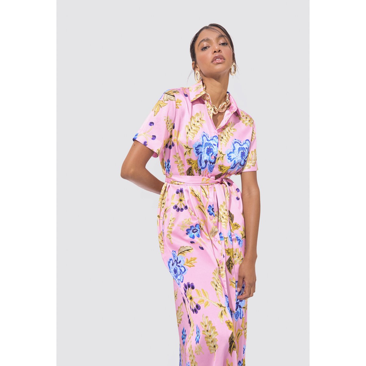 Robe chemise en satin à imprimé floral et ceinture rose clair, LOLA CASADEMUNT