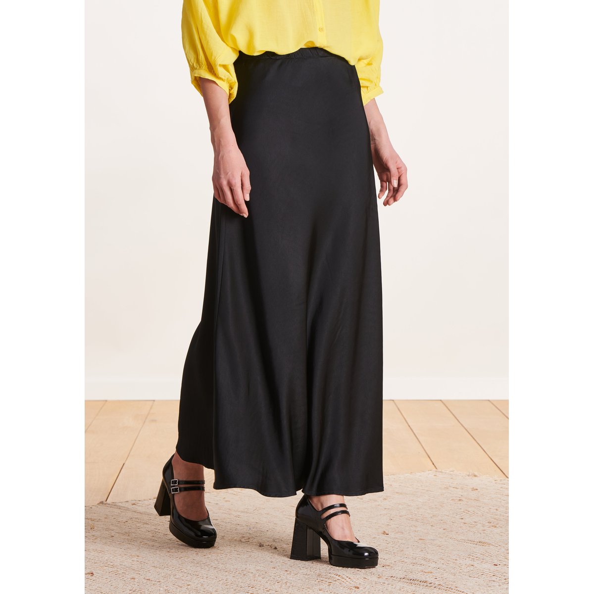 Jupe longue fluide en satin noir, LA FEE MARABOUTEE
