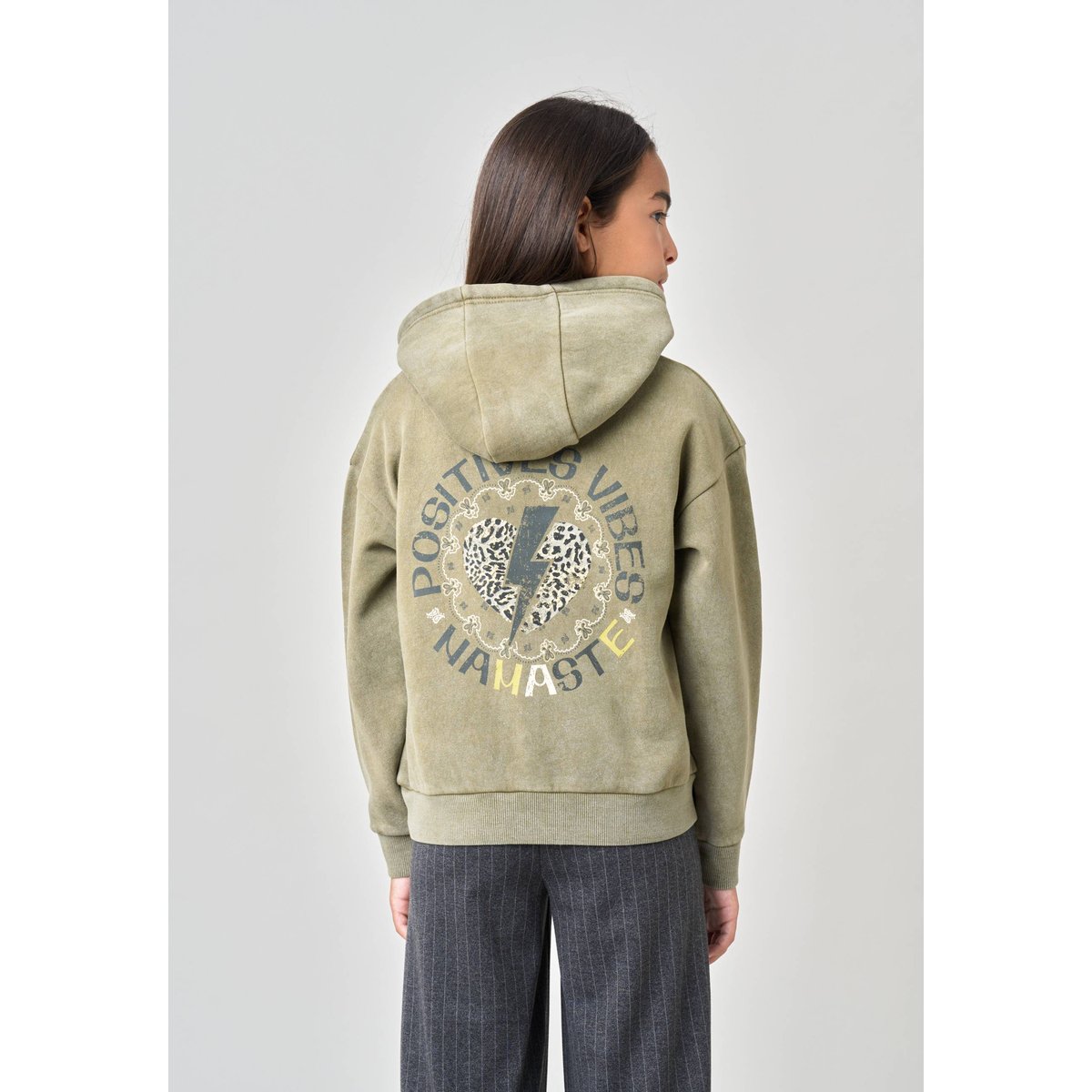 Sweat à capuche fille imprimé graphique dos NAMASTE kaki clair, DEELUXE