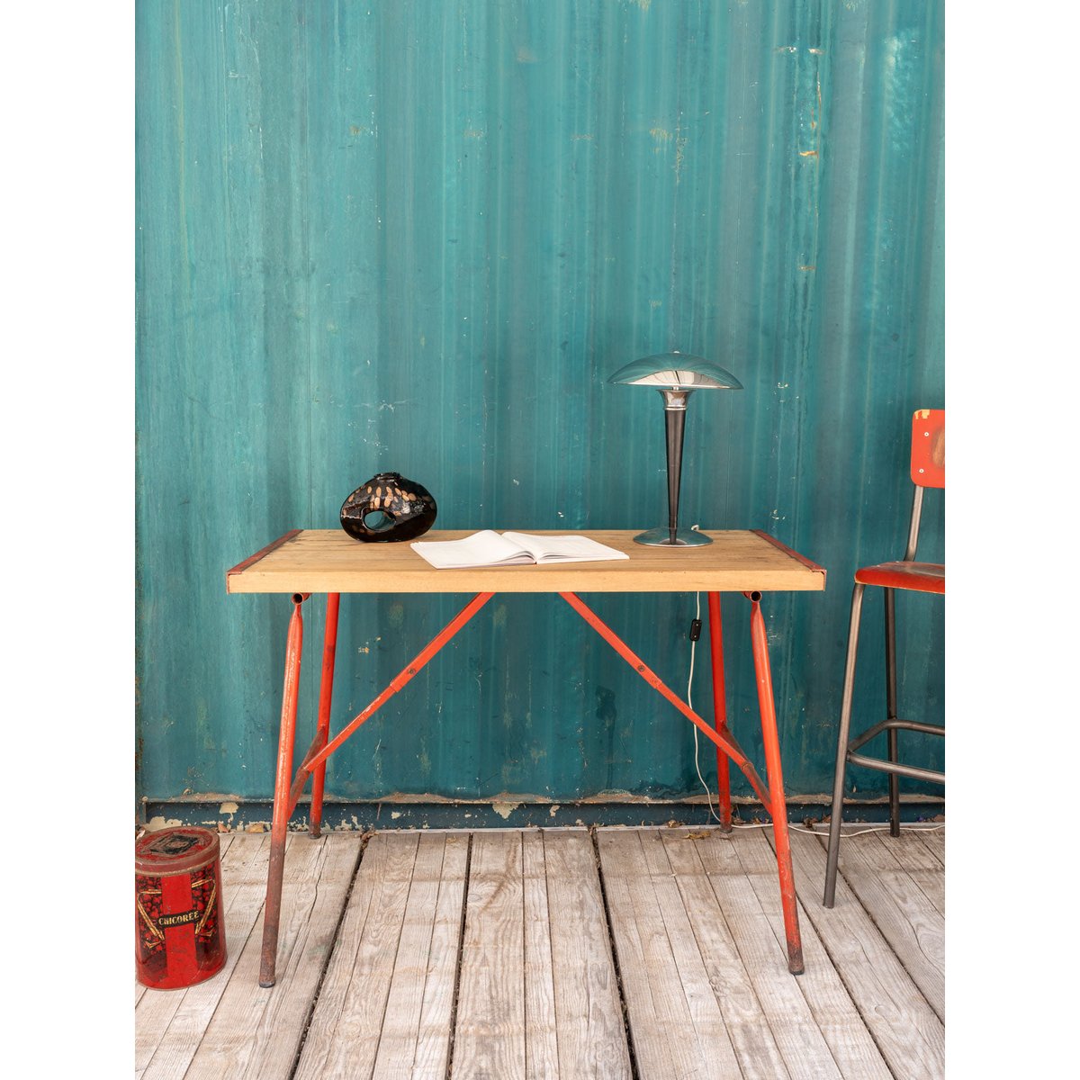 Bureau en bois et métal rouge Edouard N°1027 - Bon état bois clair, DEBONGOUT