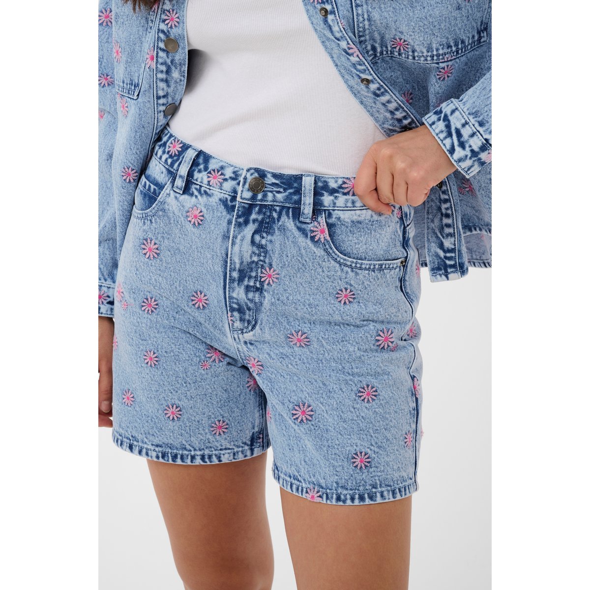 Shorts en jean bleu blue denim/pink flower emb., KAFFE